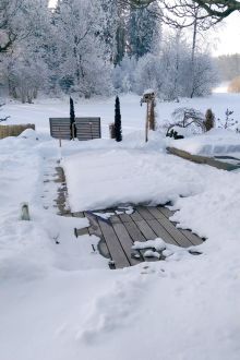 Fischteich mit FlexiRoof Abdeckung im Winter bei Schnee